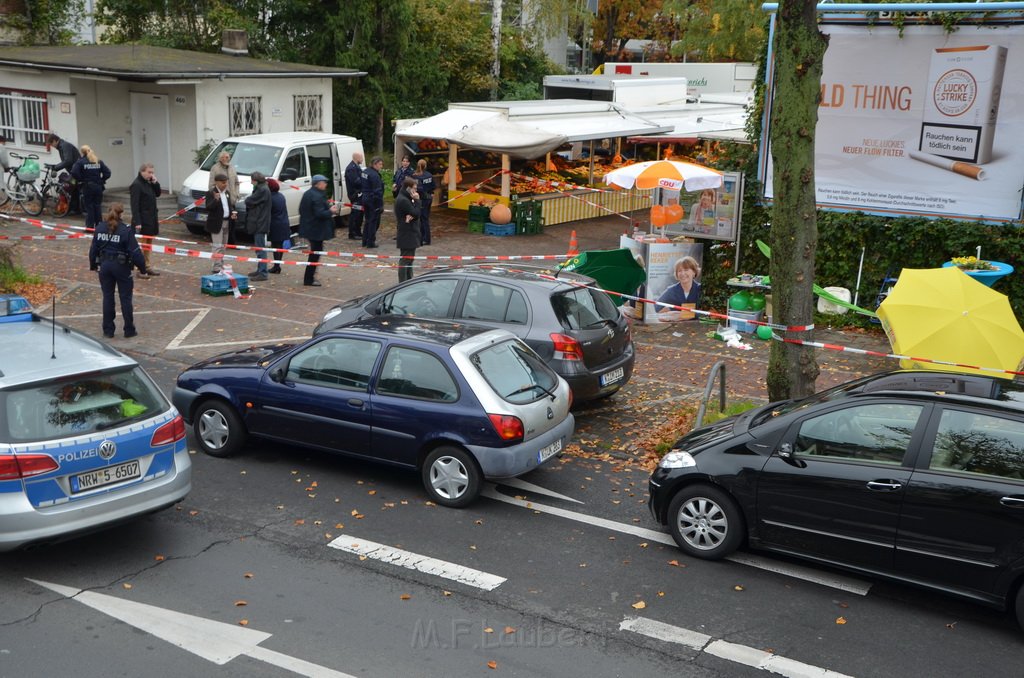 Attentat auf Fr Reker Koeln Braunsfeld Aachenerstr Wochenmarkt P21.JPG - Miklos Laubert
